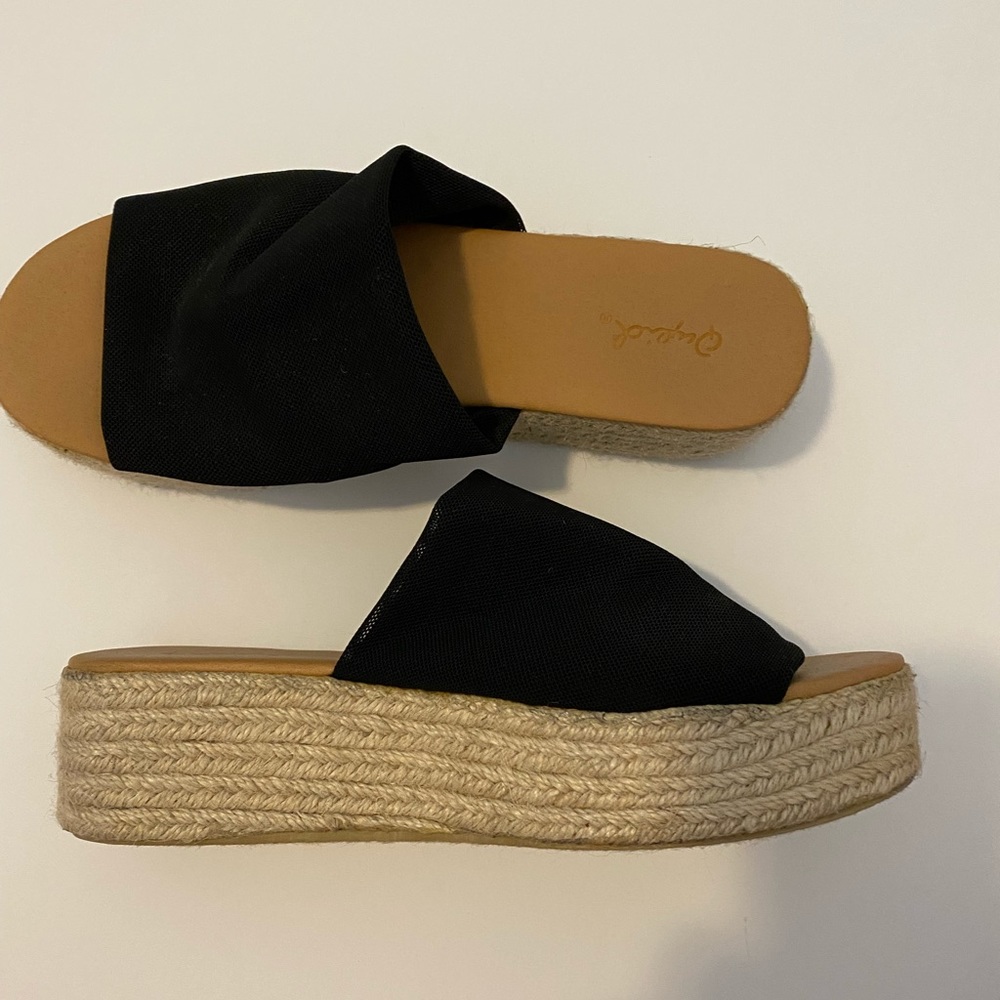 BLACK ESPADRILLE SIDES SIZE 7, BARELY WORN